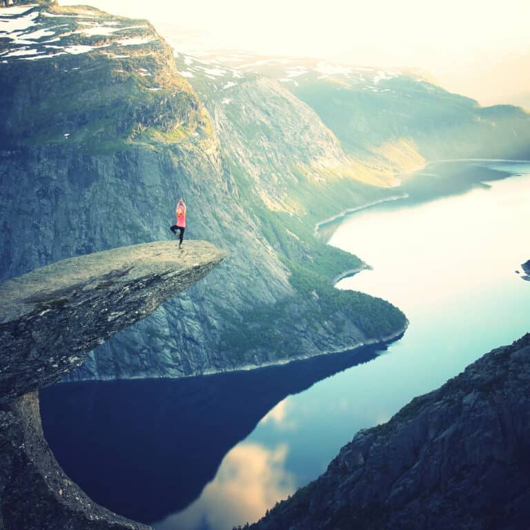 Yoga i fjordlandskap