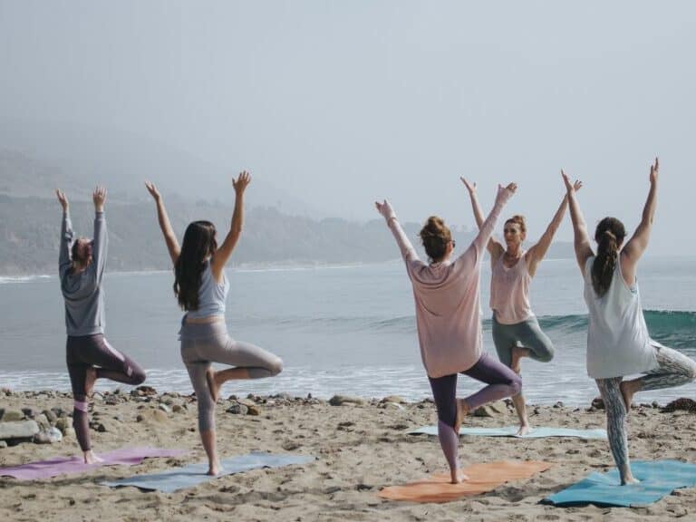 Yoga på en strand